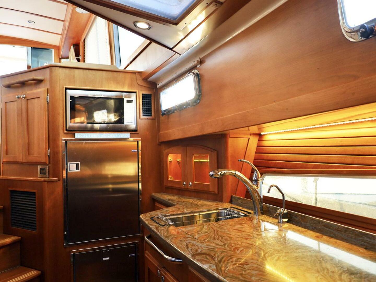 2018 Sabre 48 Flybridge Sedan - Image 12