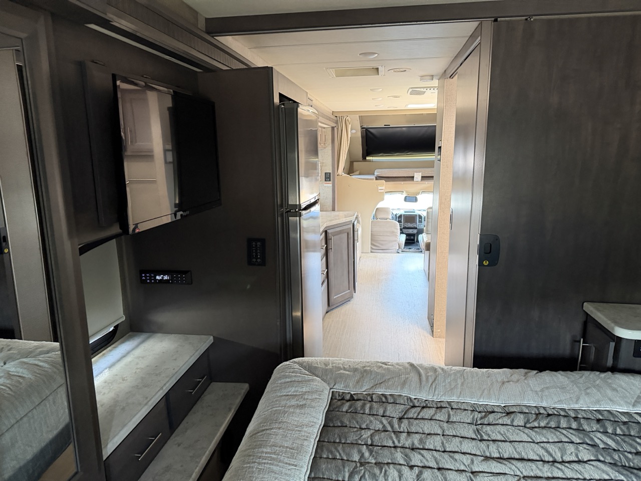 2021 Thor Motor Coach Magnitude SV34 - Image 19