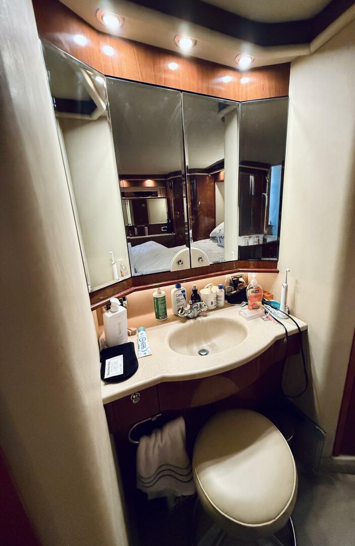 2003 Sea Ray 480 Motor Yacht - Image 60