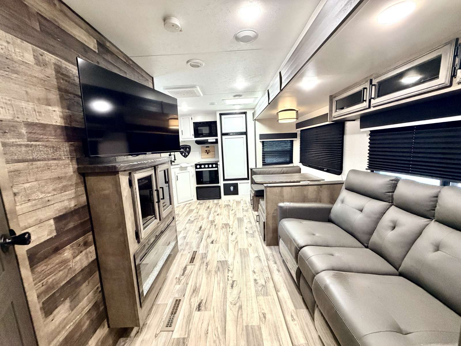 2023 Venture RV SportTrek Touring Edition - Image 9