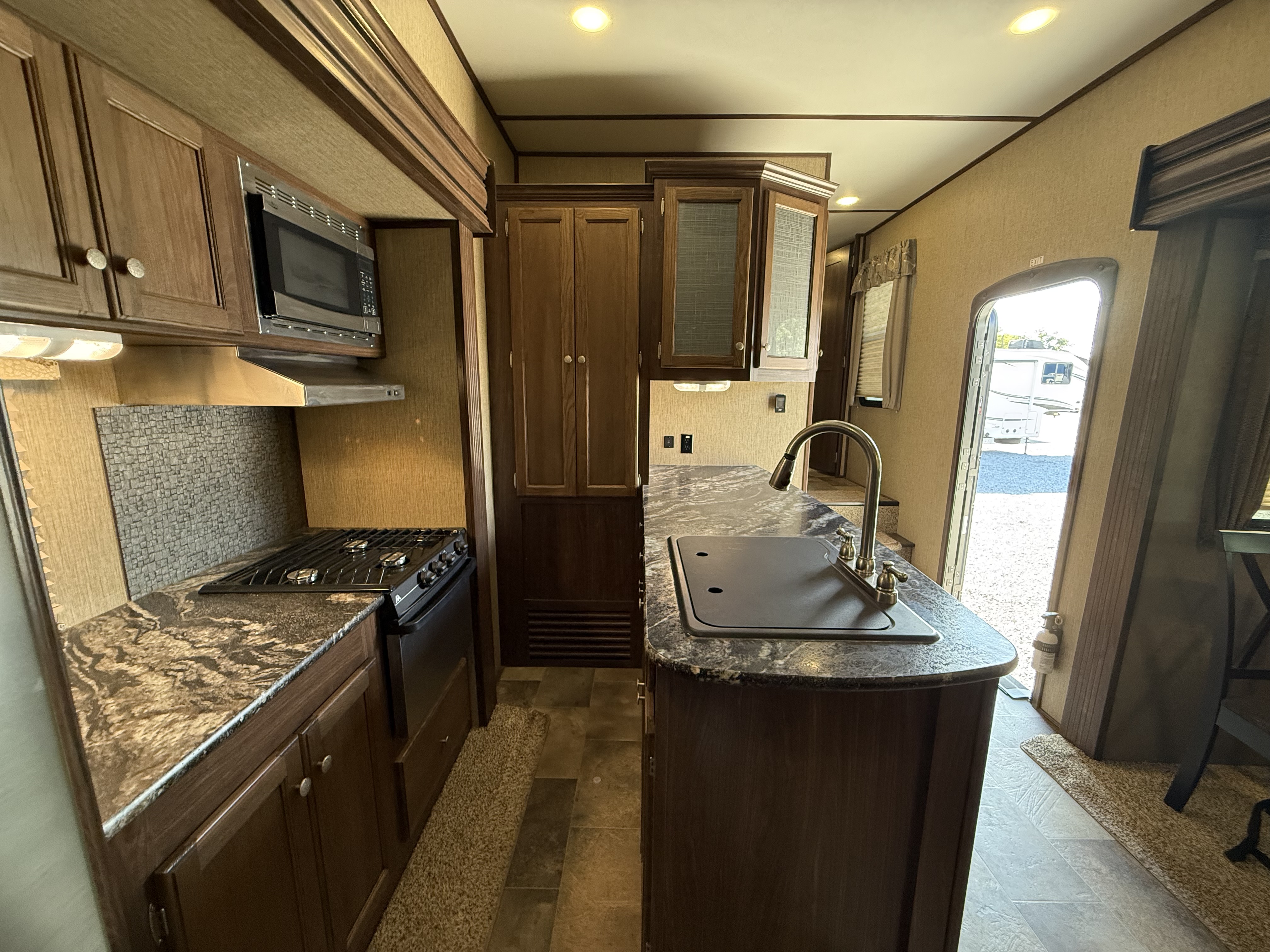 2017 Keystone Sprinter Wide Body 298FWRLS - Image 12