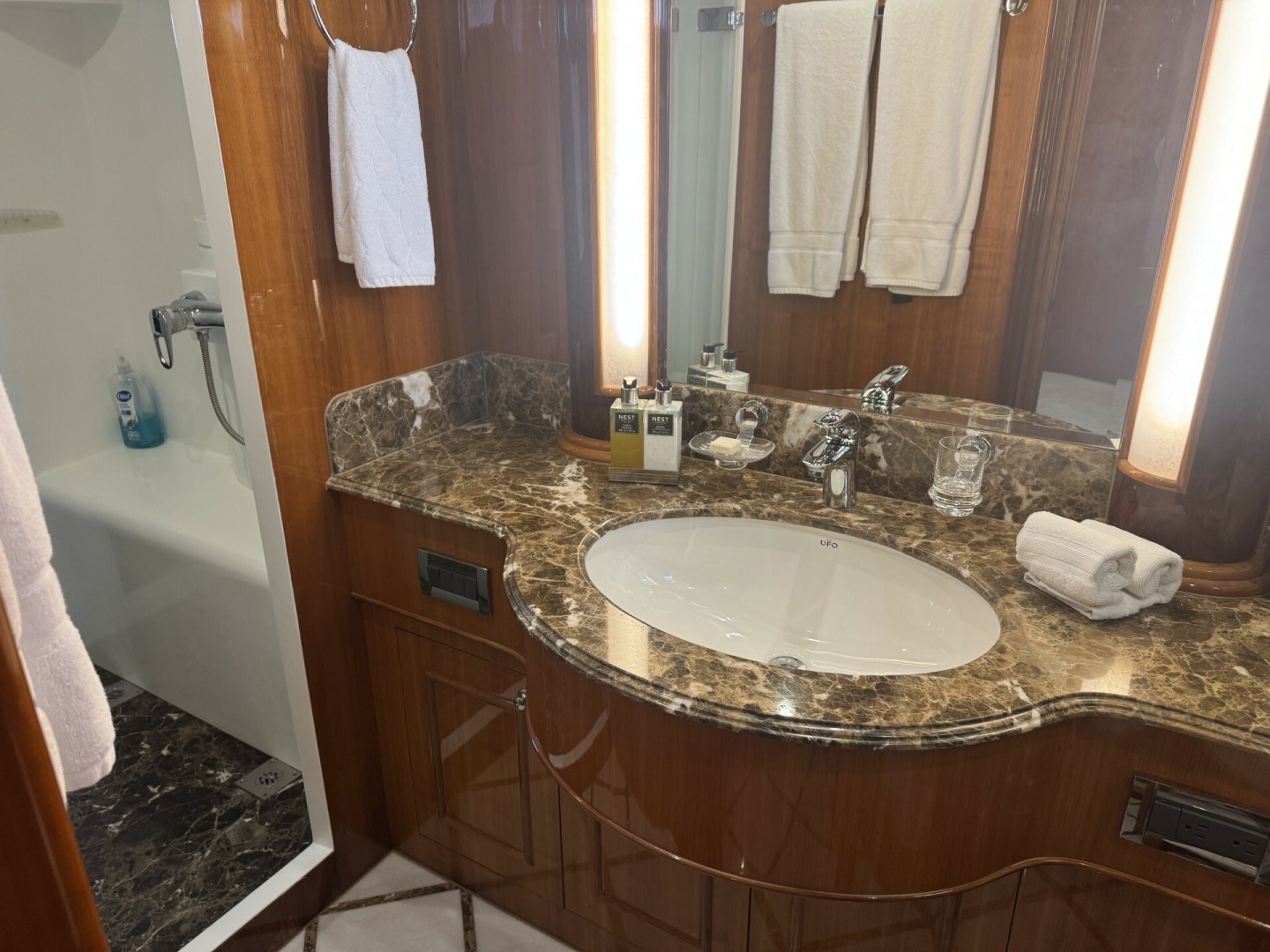 2007 Horizon Elegance 82 - Image 21