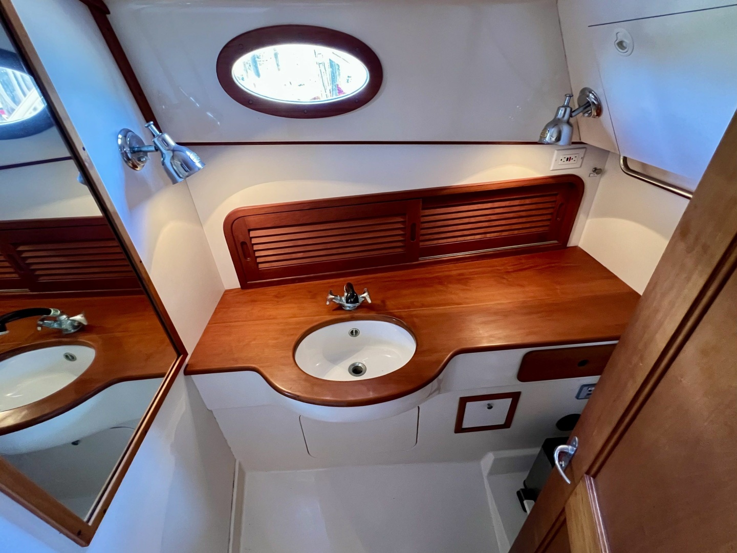 1995 Hinckley Picnic Boat 36 Classic - Image 11