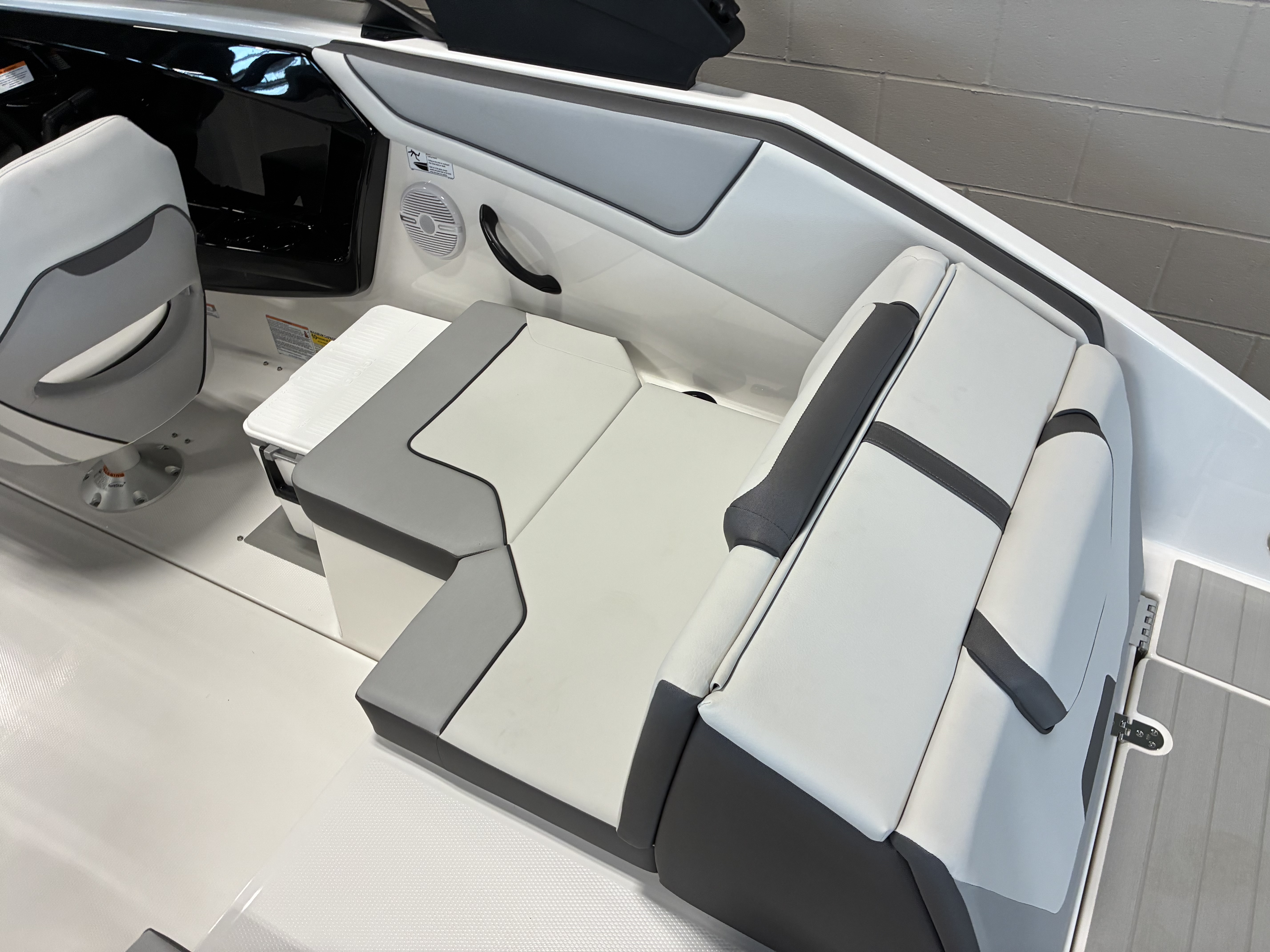 2026 Yamaha Boats AR220 - Image 9