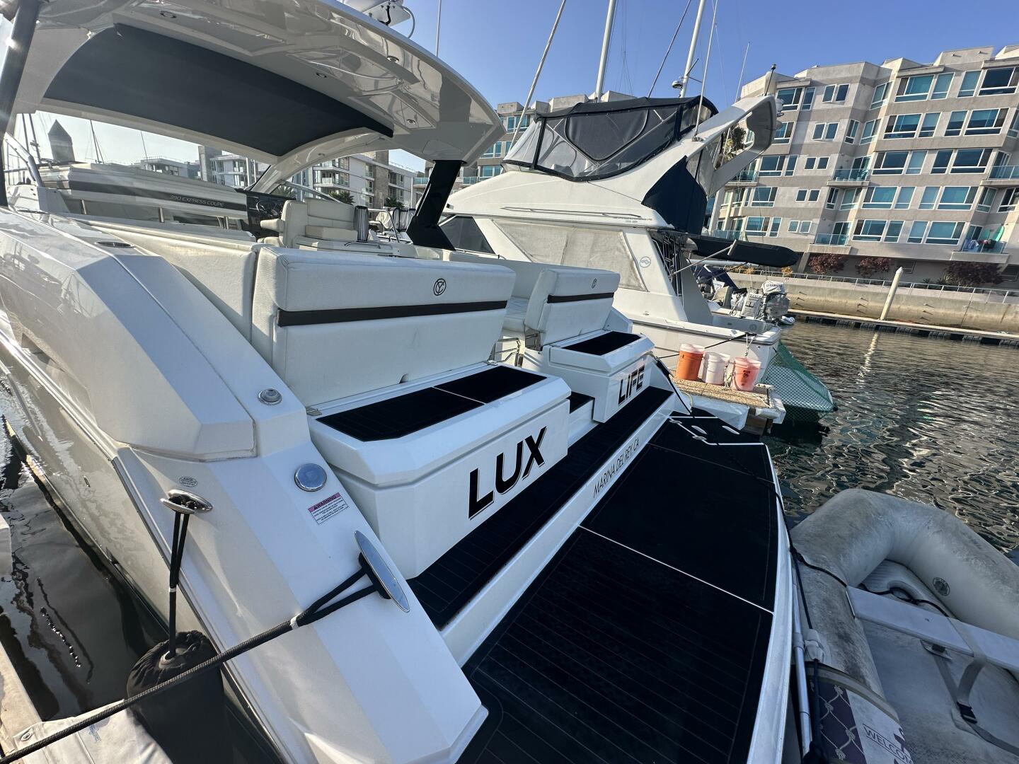 2017 Cruisers Yachts 390 Express Coupe - Image 4