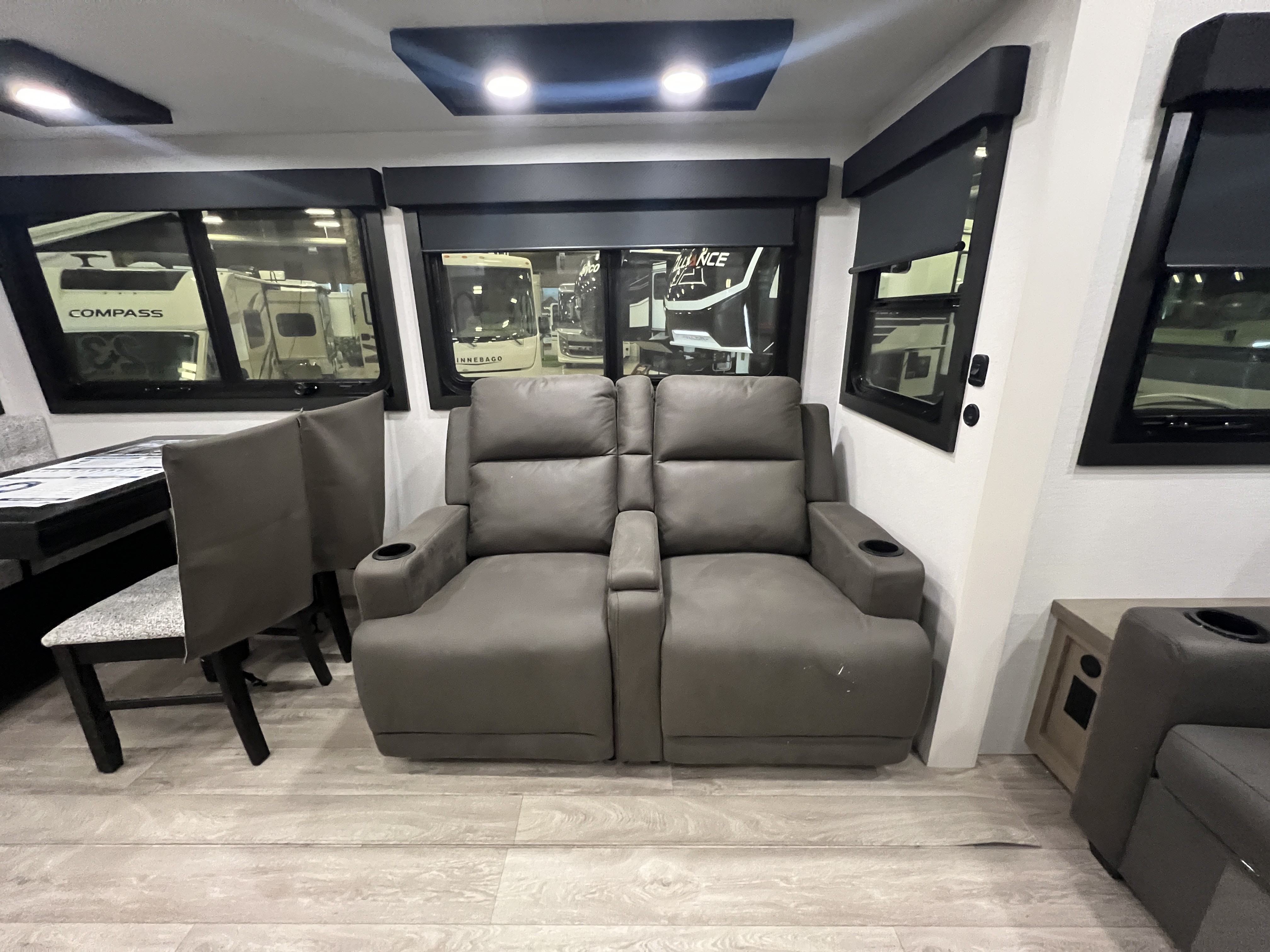 2027 Jayco Eagle 321RSTS - Image 9