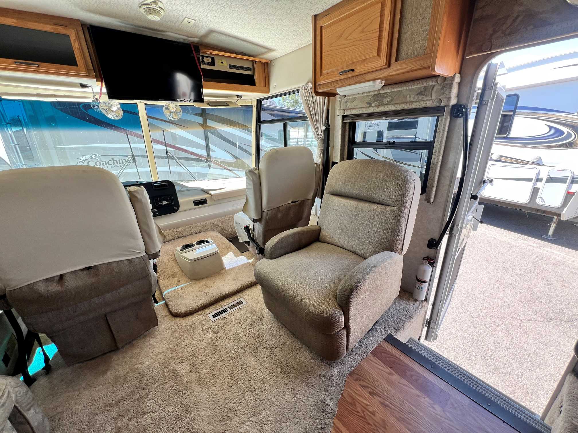 2004 Winnebago Brave 32V - Image 11