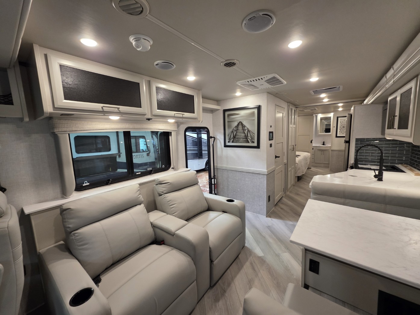 2026 Holiday Rambler Invicta 33HB - Image 10
