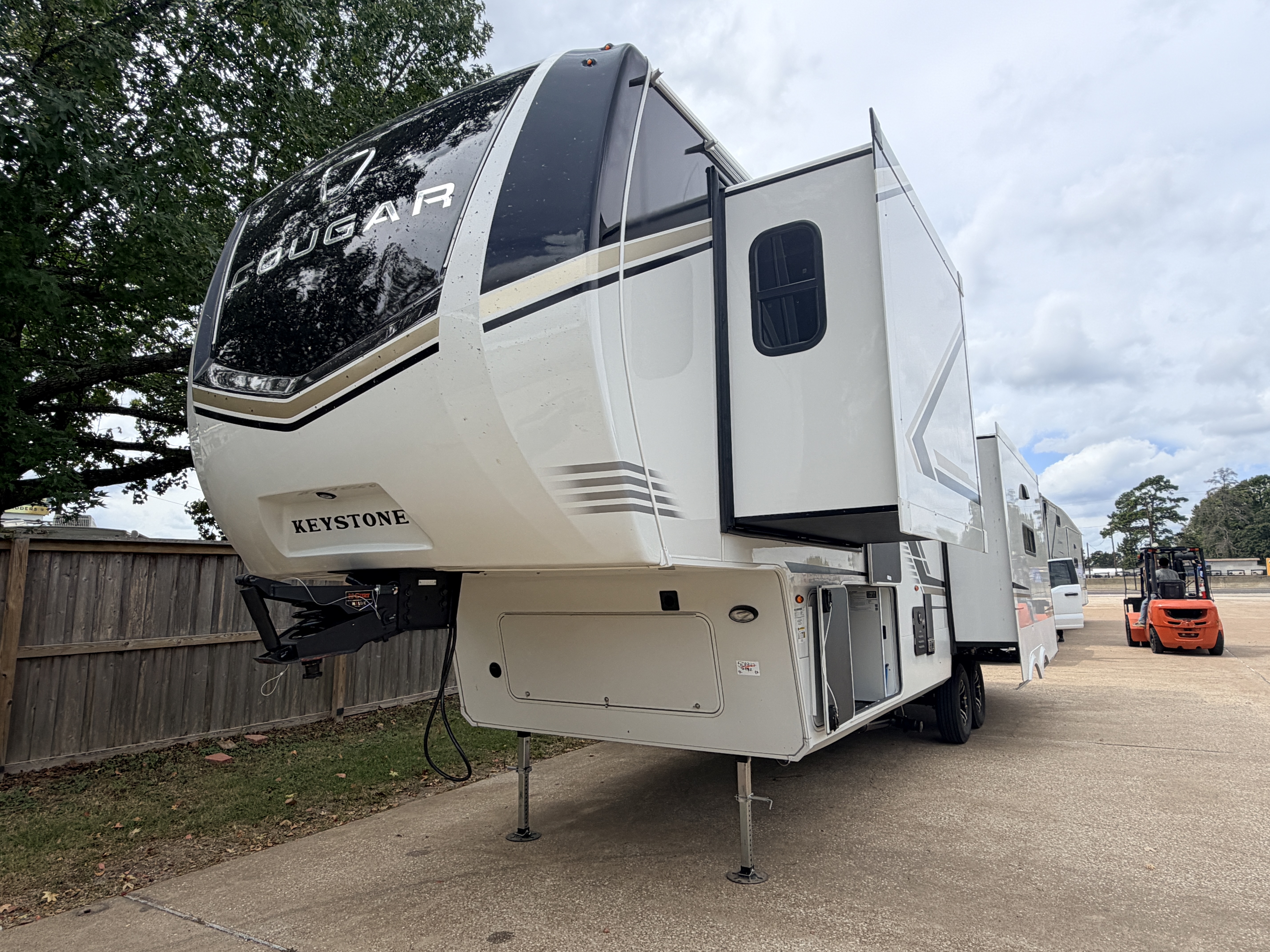 2027 Keystone Cougar 316RLS - Image 3