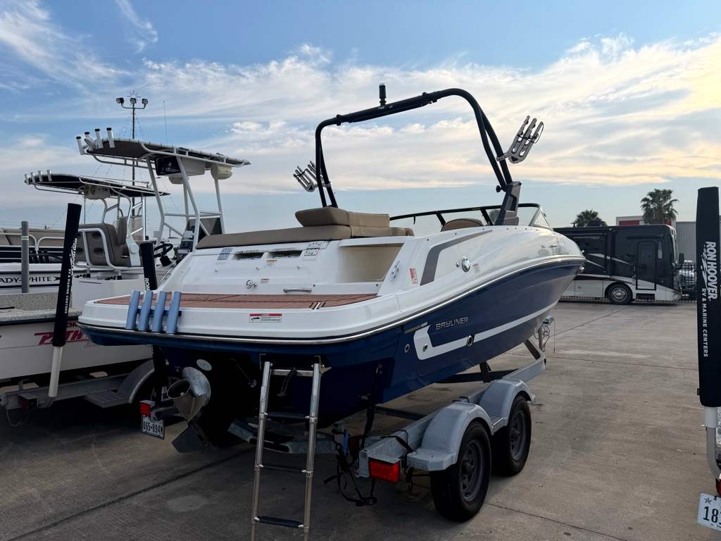2022 Bayliner VR5 Base - Image 5