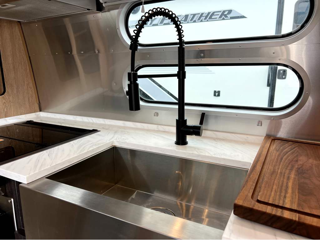 2024 AIRSTREAM POTTERY BARN 28RBT - Image 11