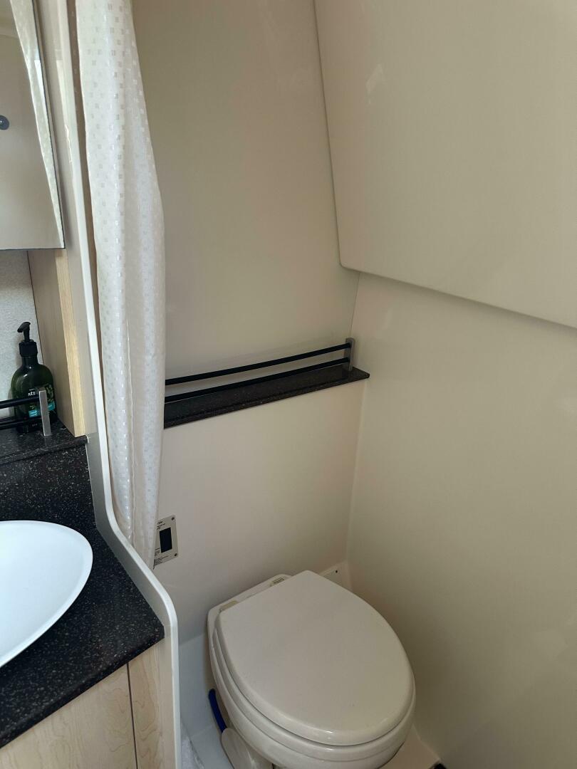 2013 Sea Ray 370 Venture - Image 11