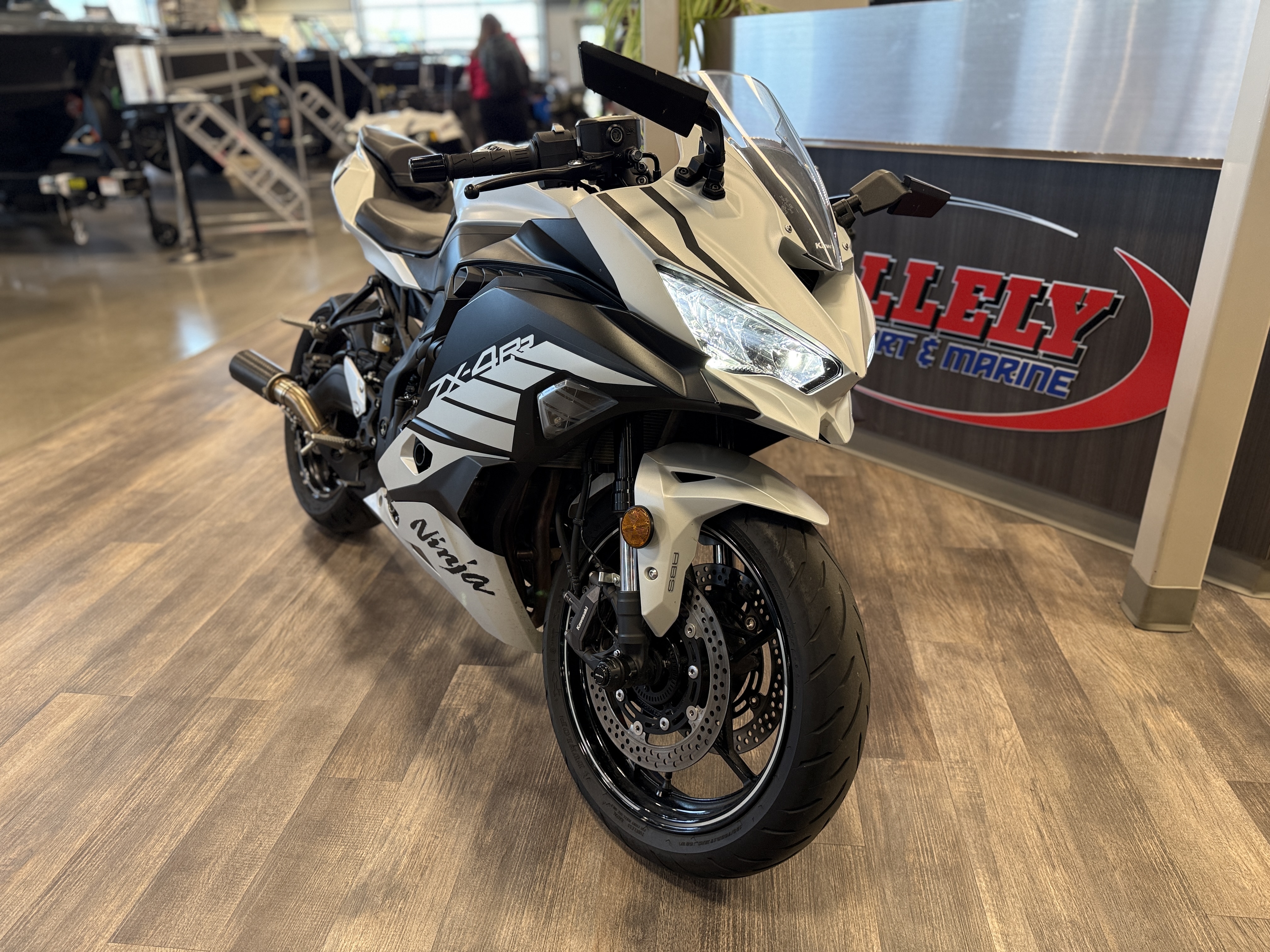 2025 Kawasaki NINJA® ZX™-4RR ABS - Image 9