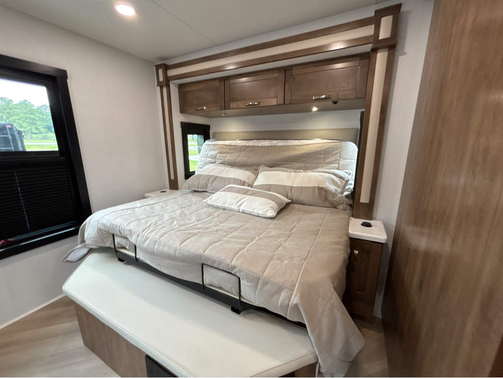 2026 ENTEGRA COACH ACCOLADE 37M - Image 22