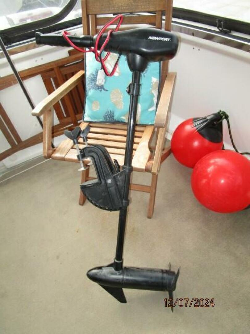 1999 Carver 40 Cockpit - Image 29