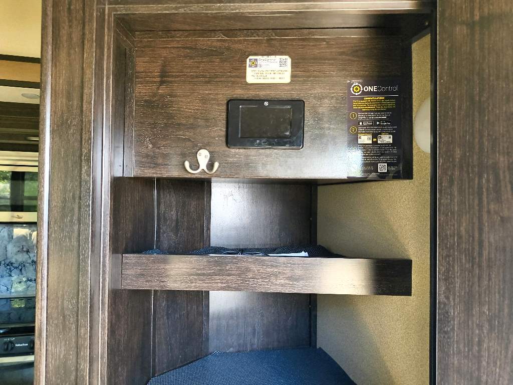 2017 GRAND DESIGN MOMENTUM 350 - Image 16