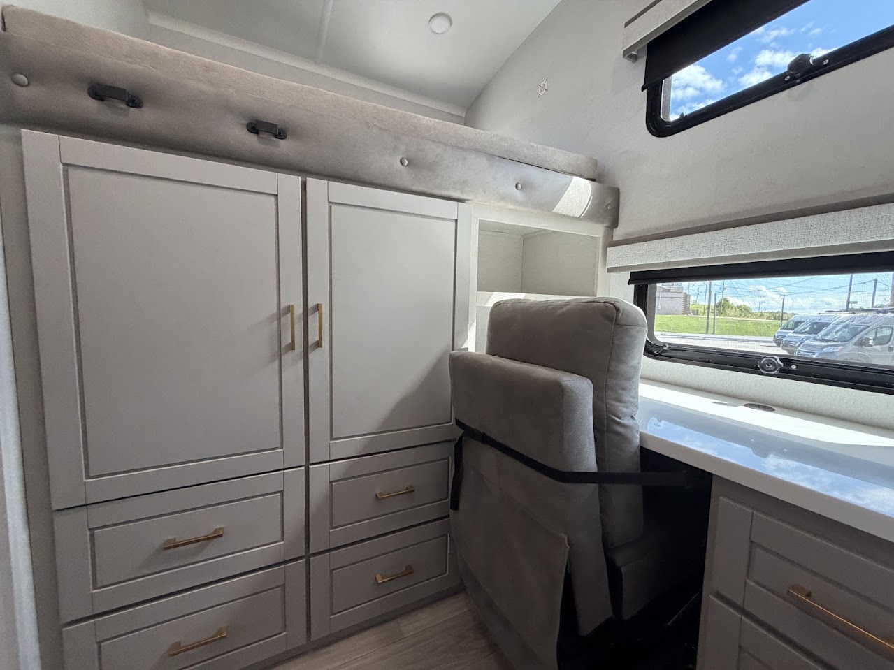 2027 JAYCO NORTH POINT 391TBBH - Image 34