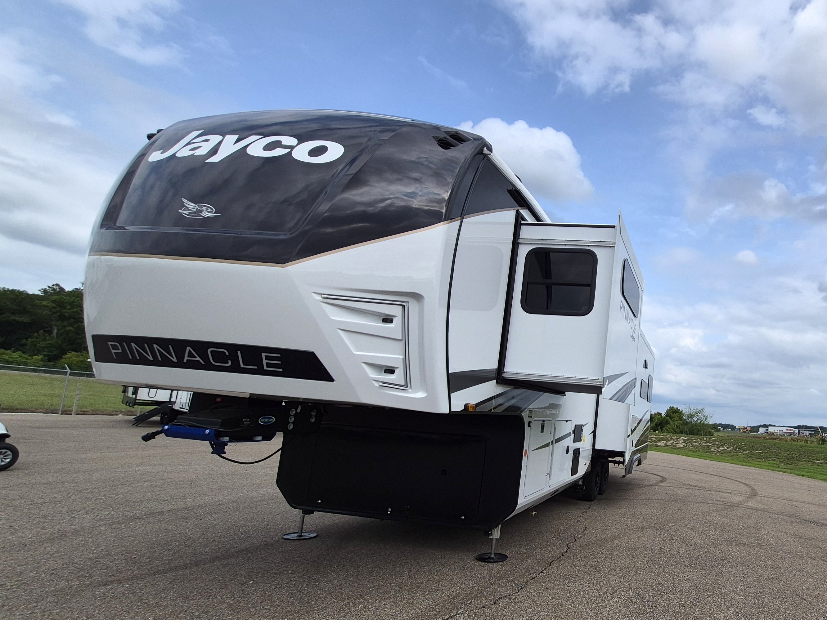2027 JAYCO PINNACLE 32RLTS - Image 2