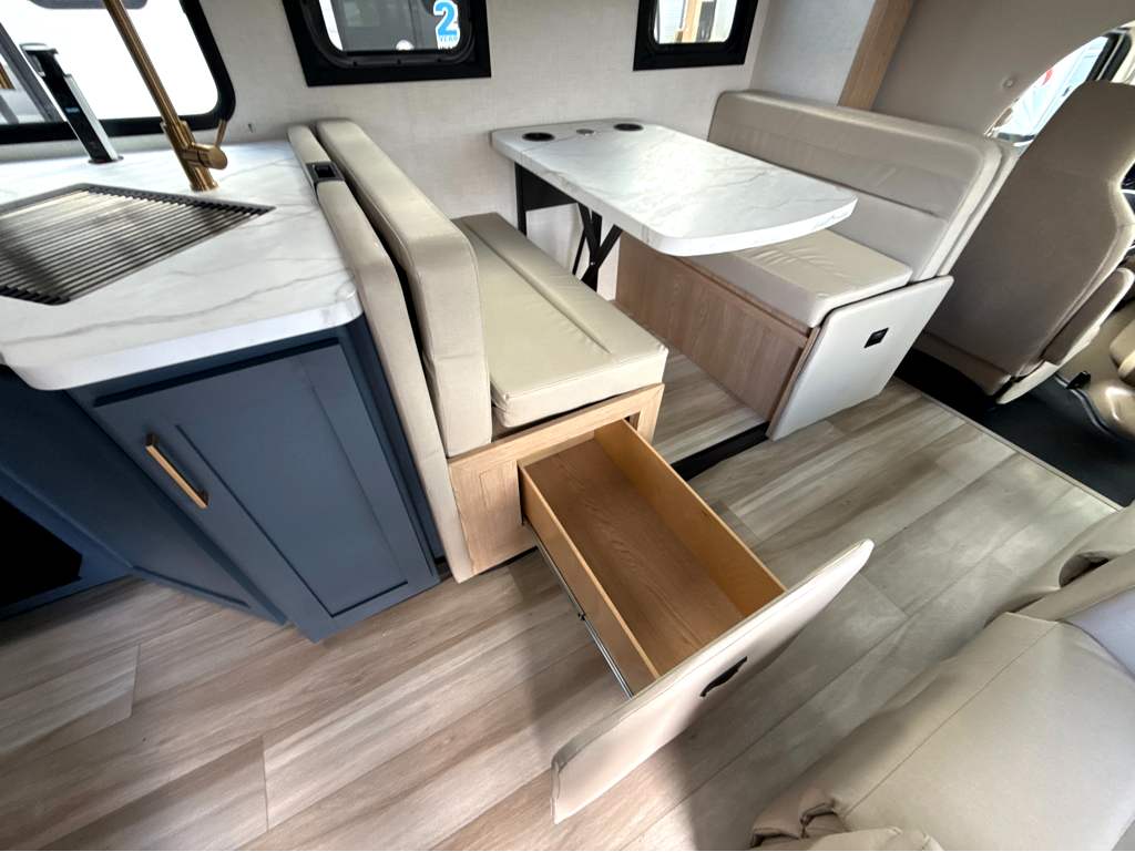 2027 THOR MOTOR COACH MAGNITUDE GA28 - Image 33