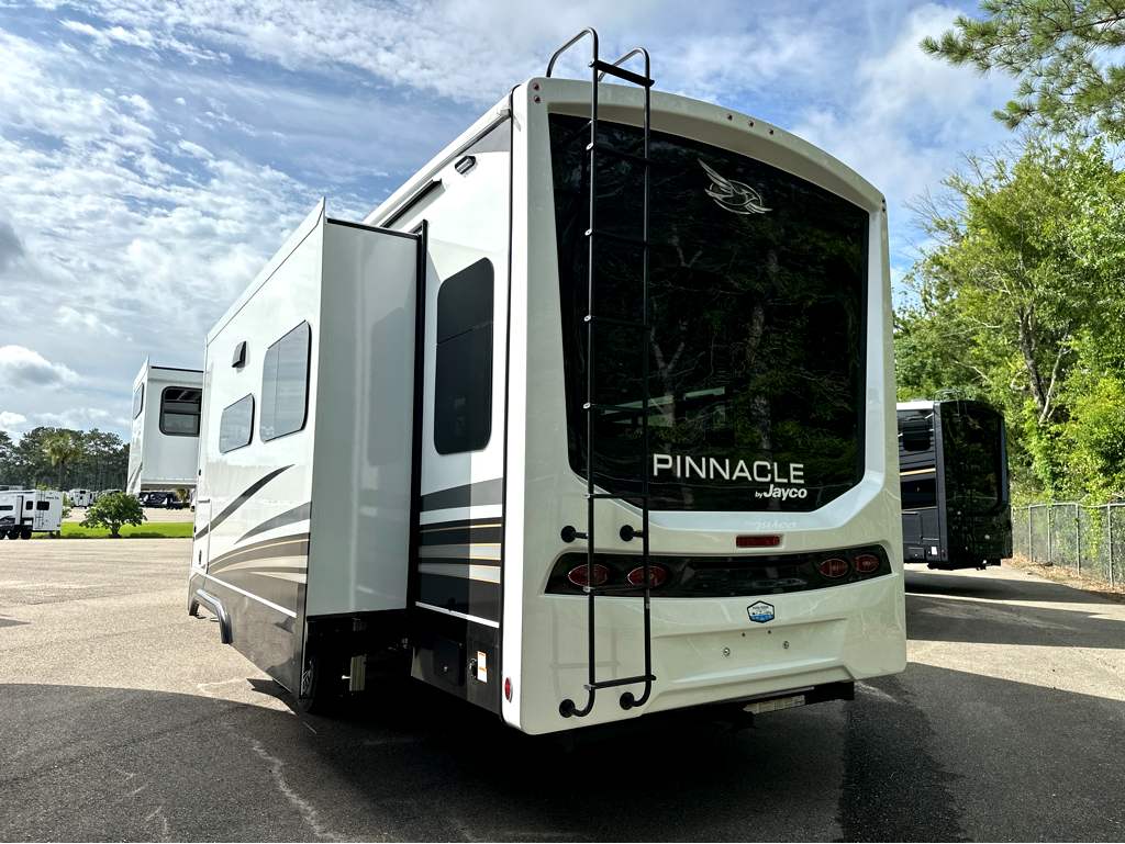 2027 JAYCO PINNACLE 32RLTS - Image 4
