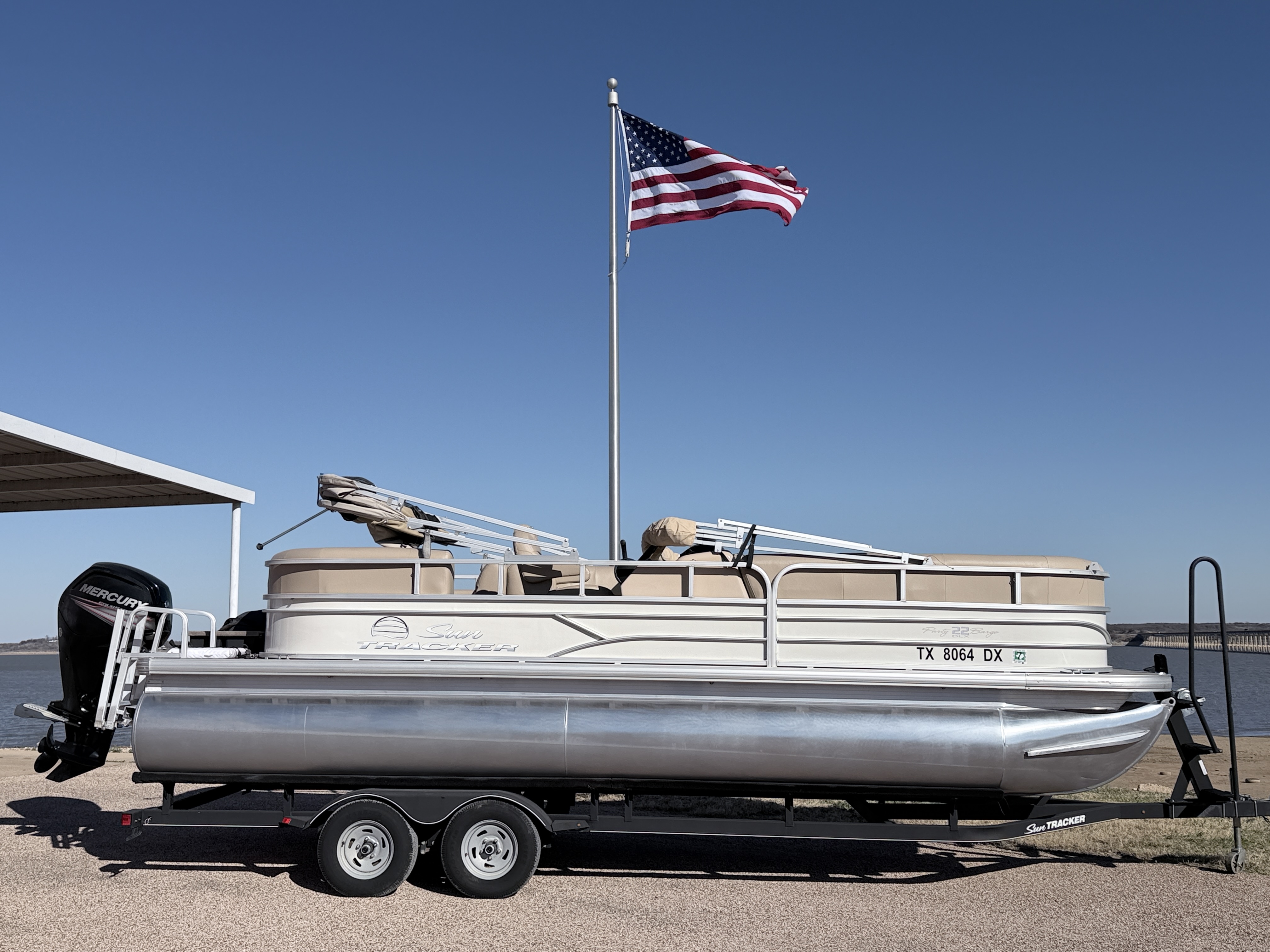2017 TRACKER 2016 PARTY BARGE 22 DLX - Image 1