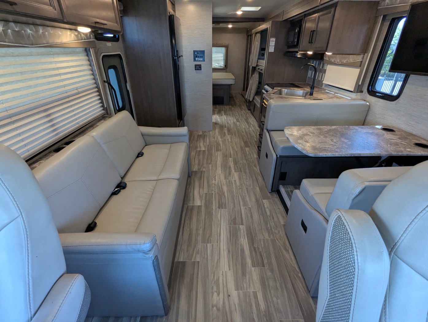 2022 Thor Motor Coach A.C.E. 32.3 - Image 12