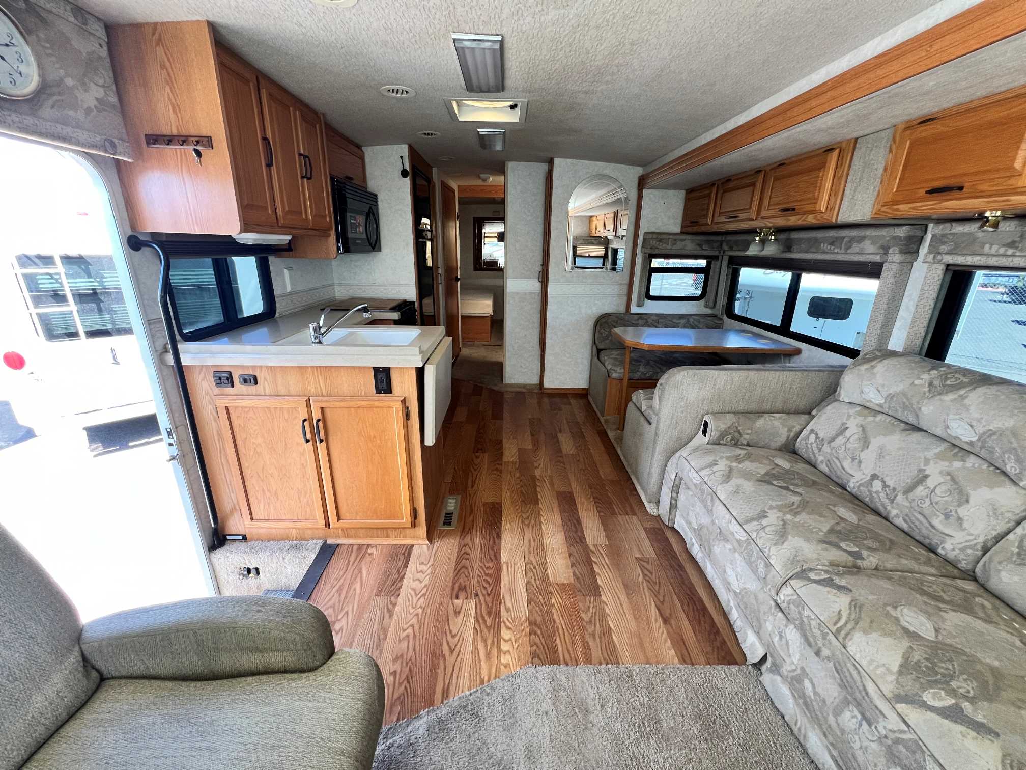 2004 Winnebago Brave 32V - Image 9