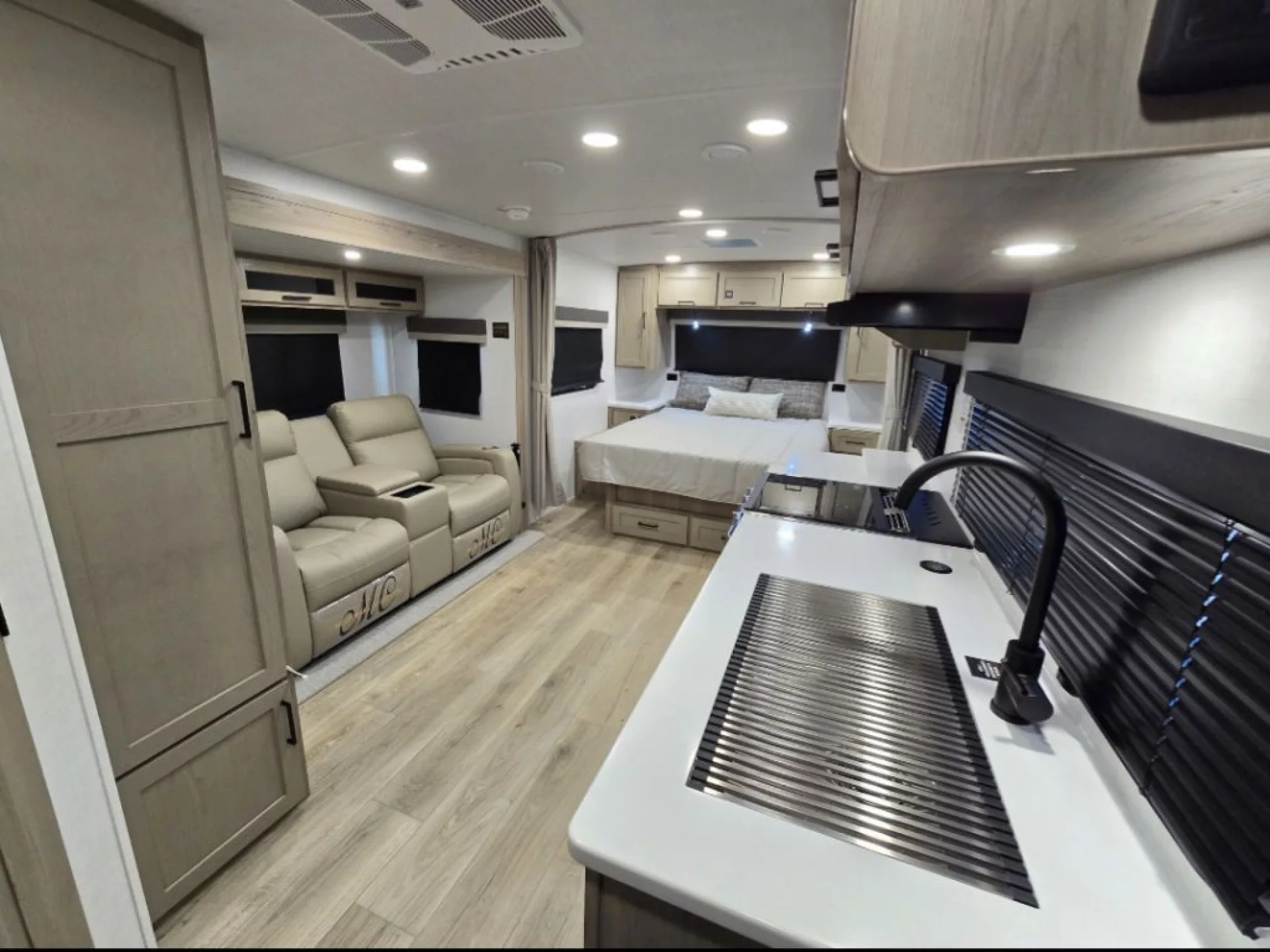 2026 FOREST RIVER ROCKWOOD MINI LITE 2205S - Image 7