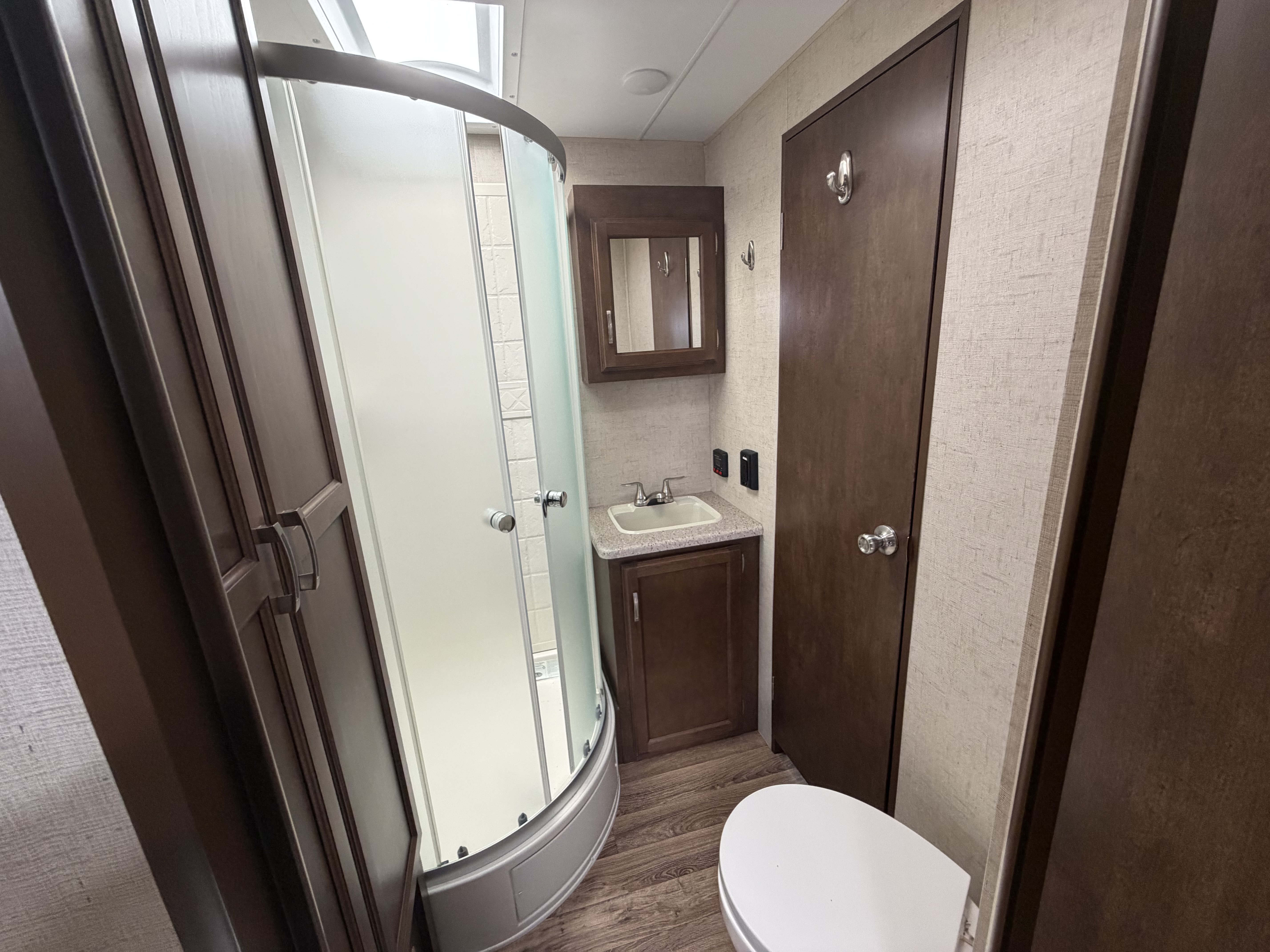 2018 VENTURE RV SPORT TREK 327 VIK - Image 17