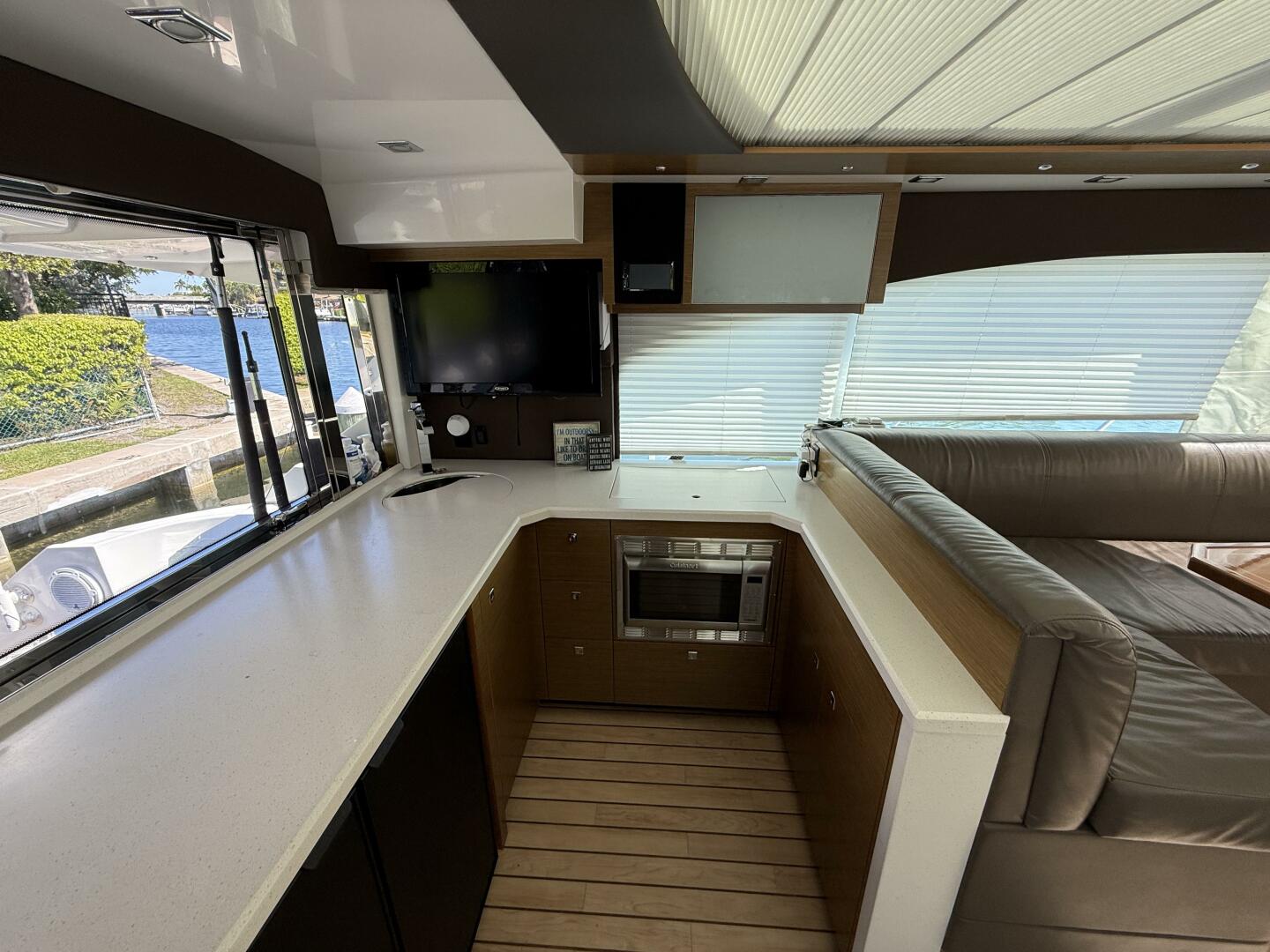 2014 Cruisers Yachts 45 Cantius - Image 3