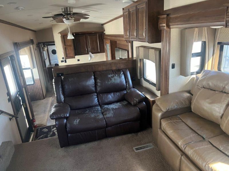 2015 Forest River Cardinal 3825FL - Image 4
