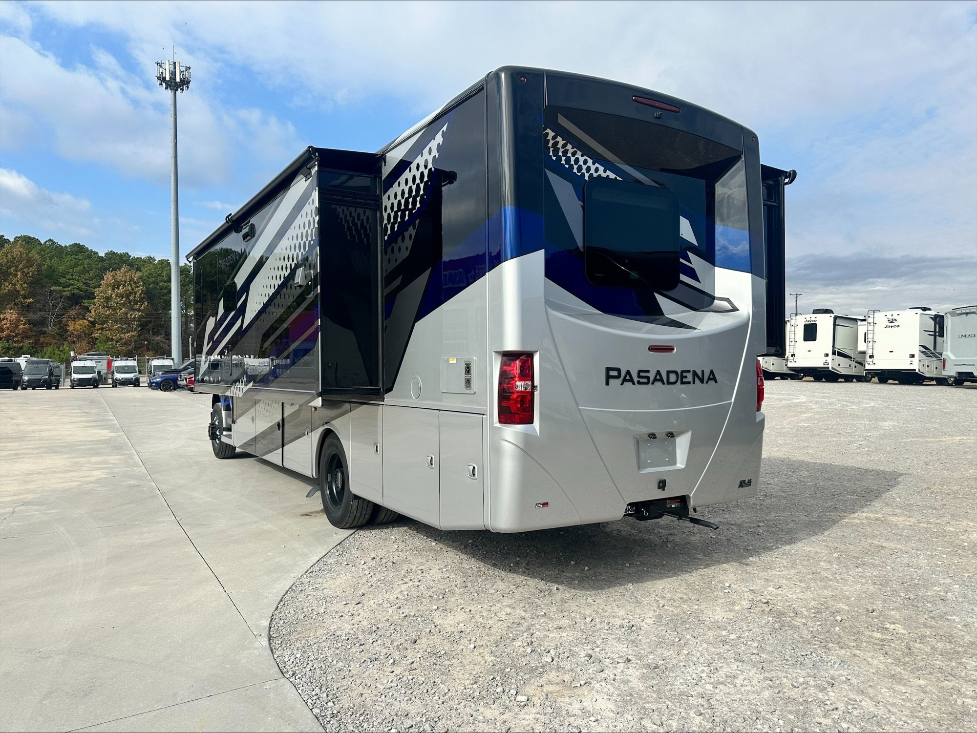 2026 THOR MOTOR COACH PASADENA 34XG - Image 4