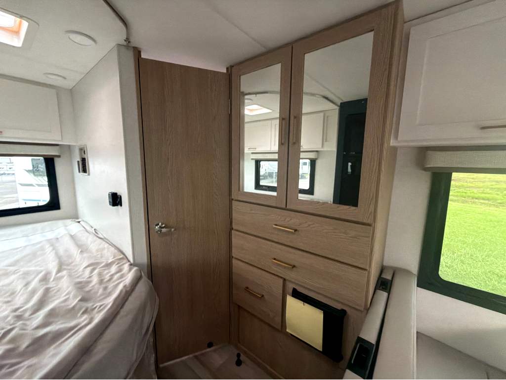 2027 THOR MOTOR COACH MAGNITUDE GA21 - Image 10