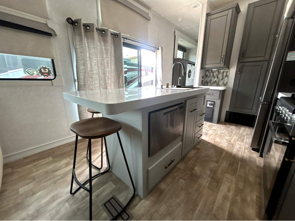2025 CROSSROADS REDWOOD REGENCY 3951BAM - Image 15