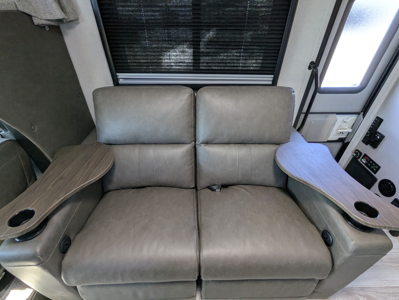 2026 Coachmen Entourage 320LV - Image 13