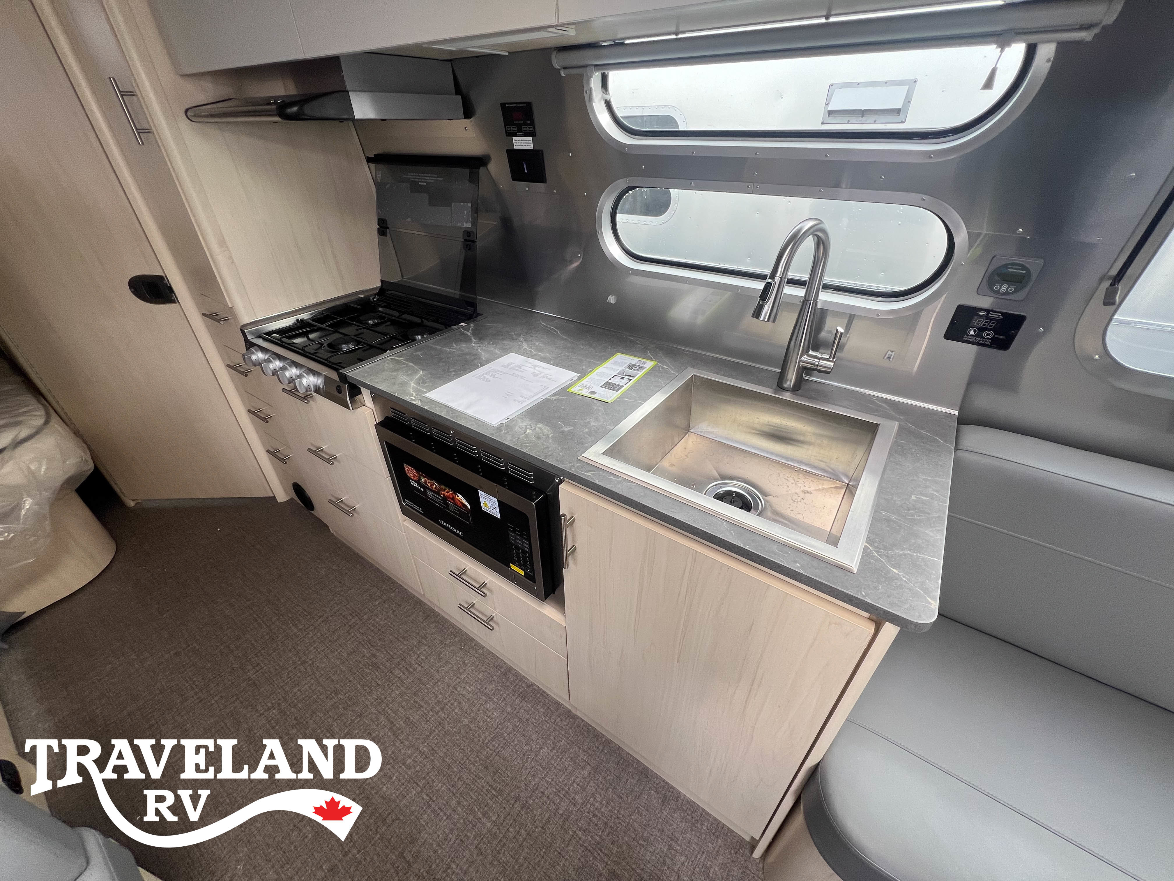2025 Airstream Flying Cloud 30FB Bunk - Image 13