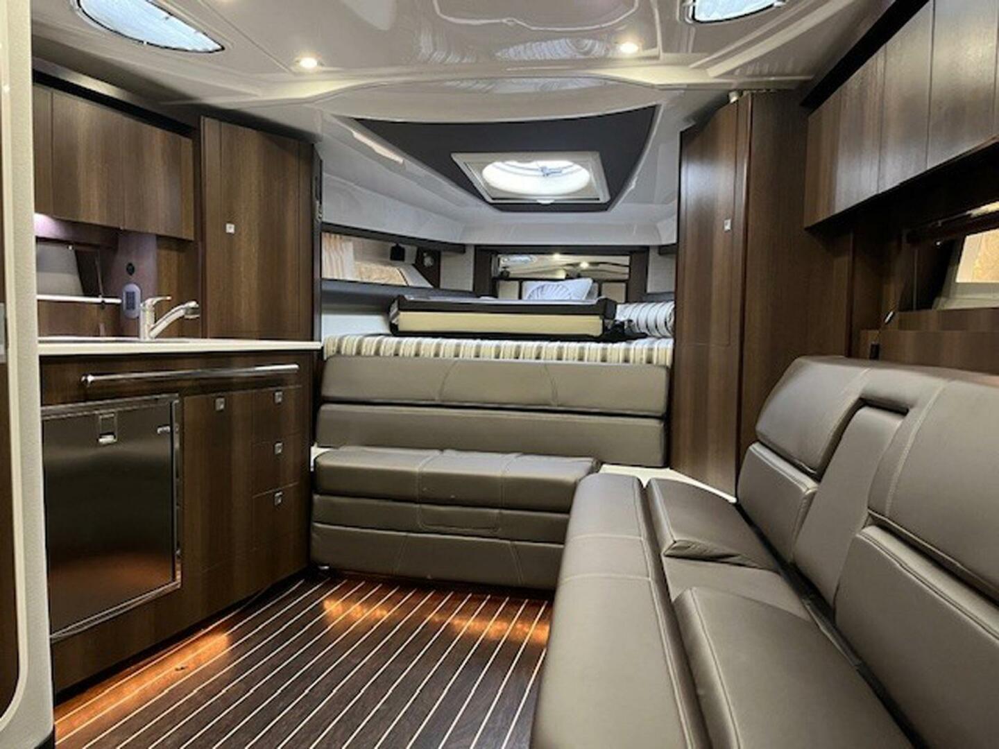 2018 Monterey 335 Sport Yacht - Image 6