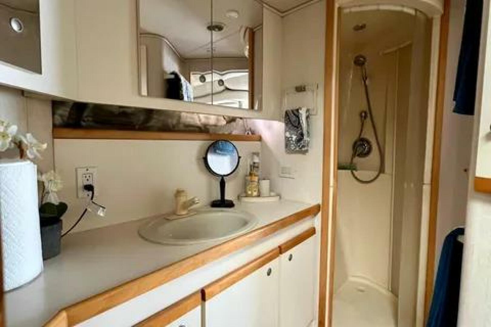 1996 Cruisers Yachts 4285 Express Bridge - Image 16