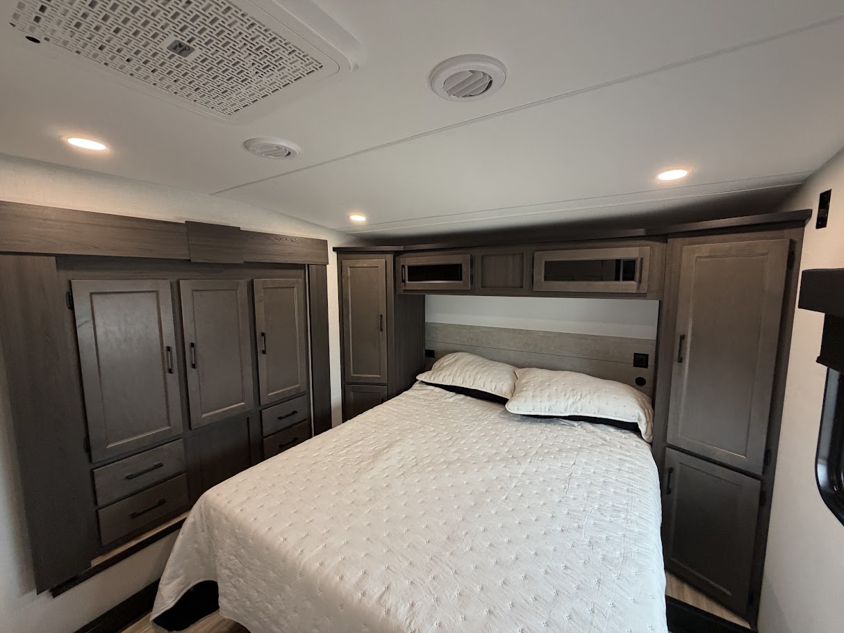 2027 VENTURE RV SPORTTREK 303VIK - Image 25