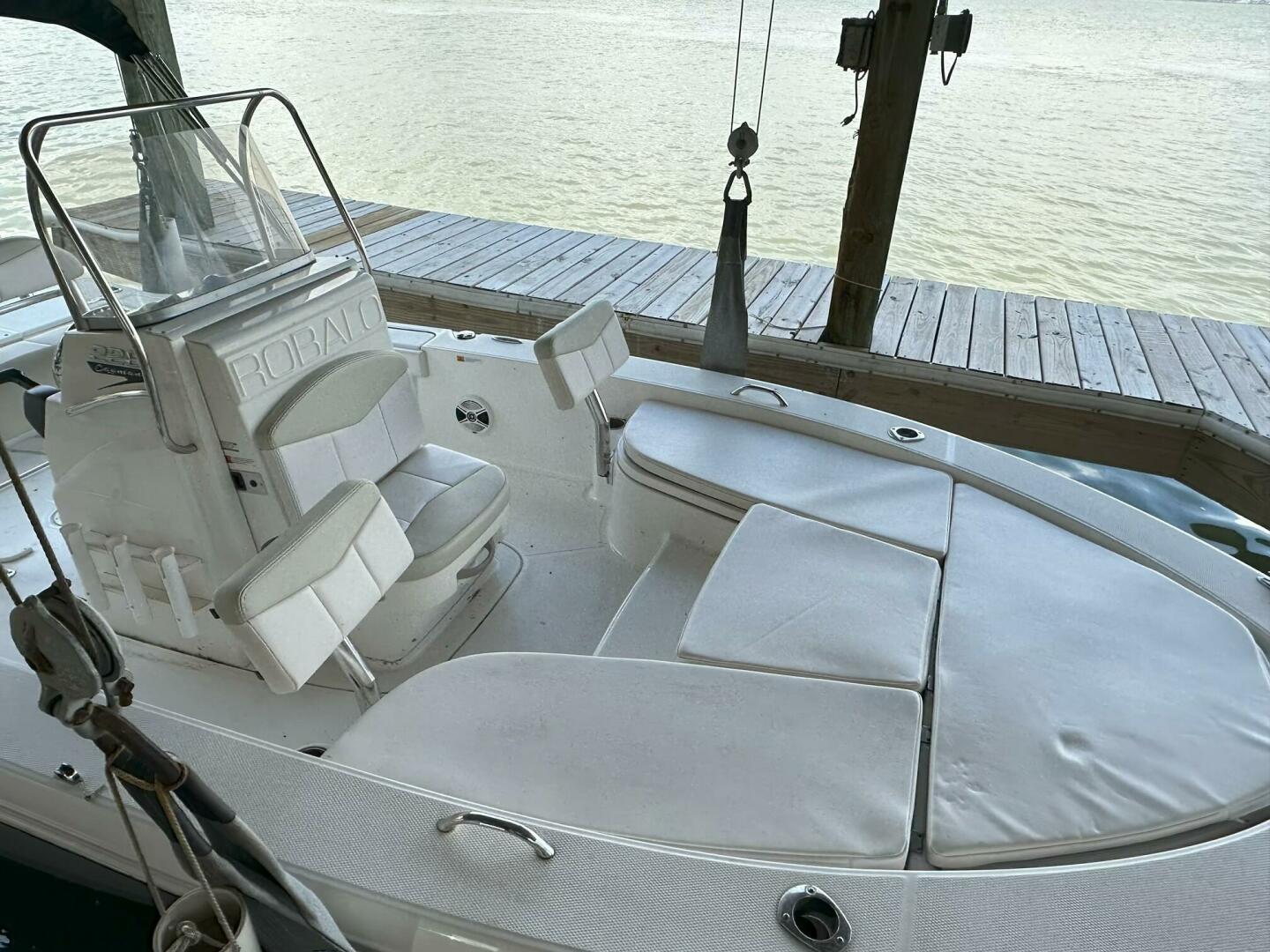 2016 Robalo 226 Cayman - Image 5