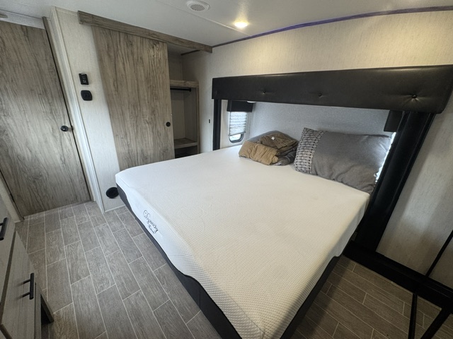 2022 Forest River Cherokee Arctic Wolf 3880 SUITE - Image 36