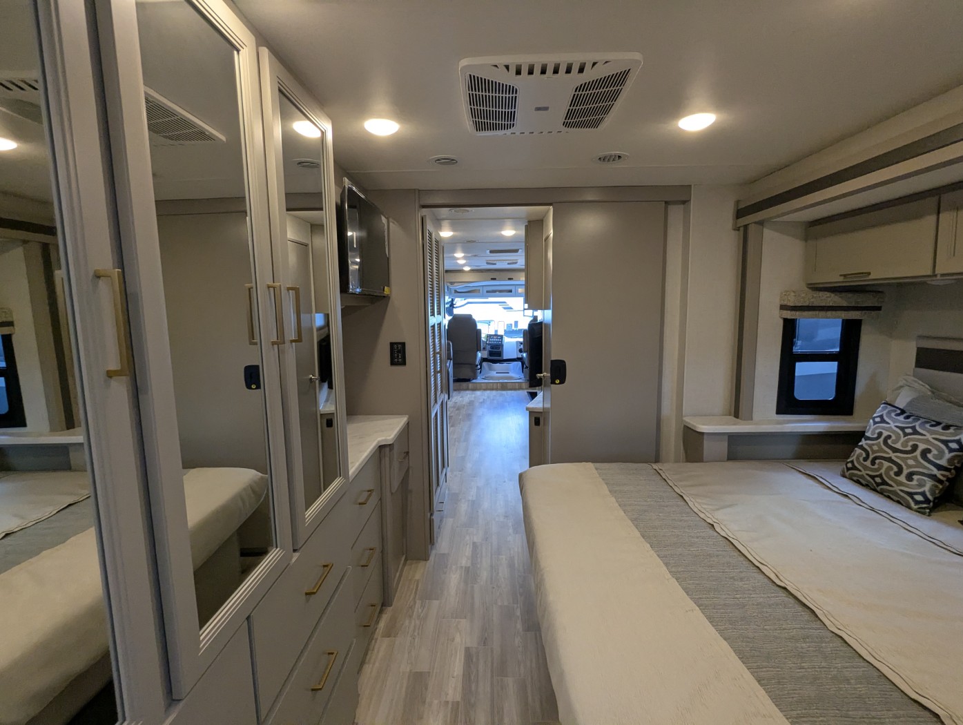2026 Thor Motor Coach Windsport 35G - Image 29
