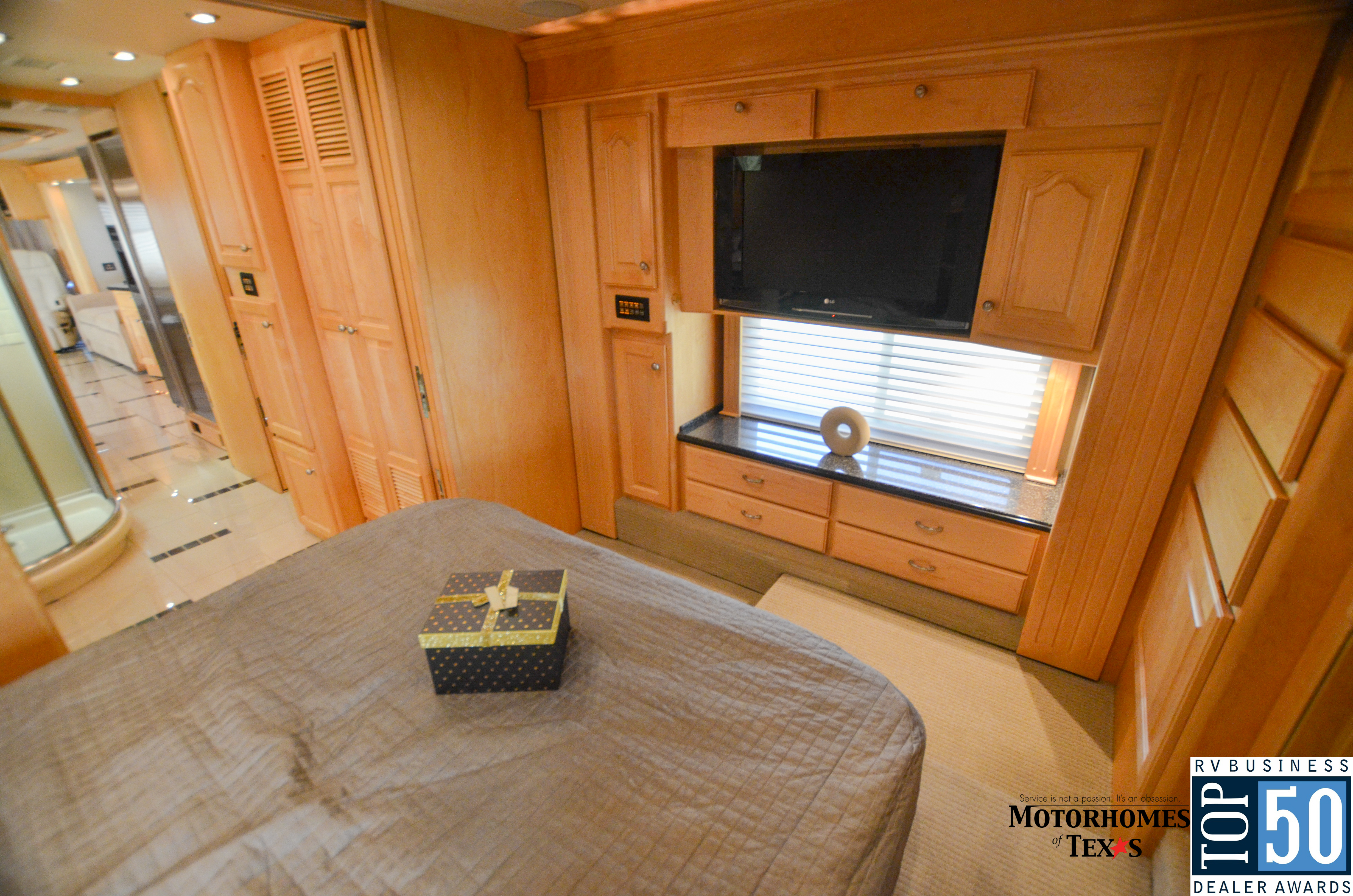 2007 Country Coach Magna  - interior 24