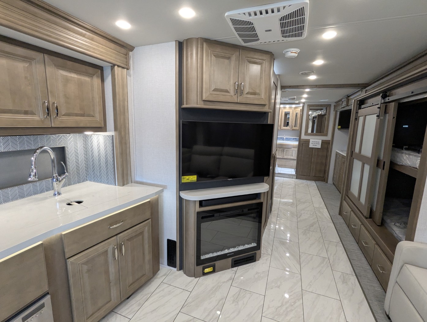 2026 Fleetwood Discovery 38N - Image 16