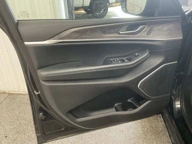2022 Jeep Grand-Cherokee-L Laredo Altitude 4x4 - Image 11