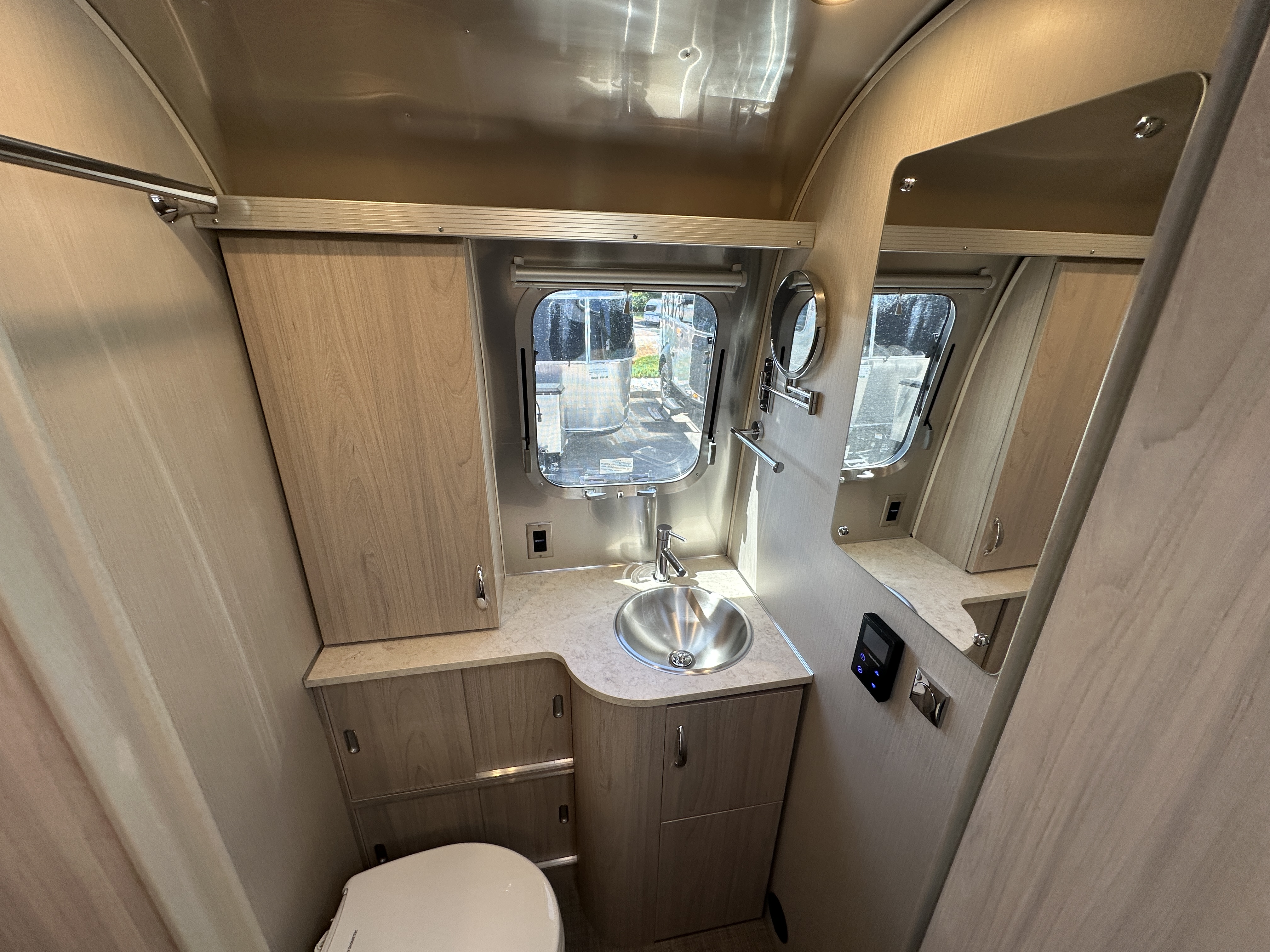 2026 Airstream Globetrotter 27FB Twin - Image 21