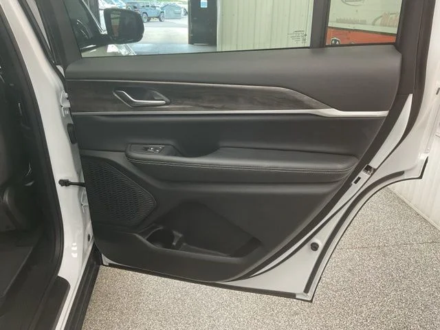2026 Jeep Grand-Cherokee-L Laredo Altitude 4x4 - Image 34