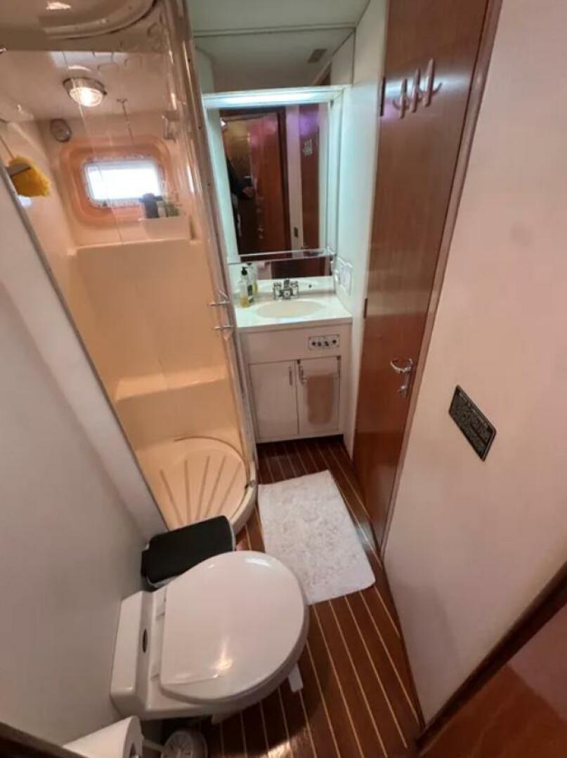 1994 Hatteras 48 Cockpit Motor Yacht - Image 22