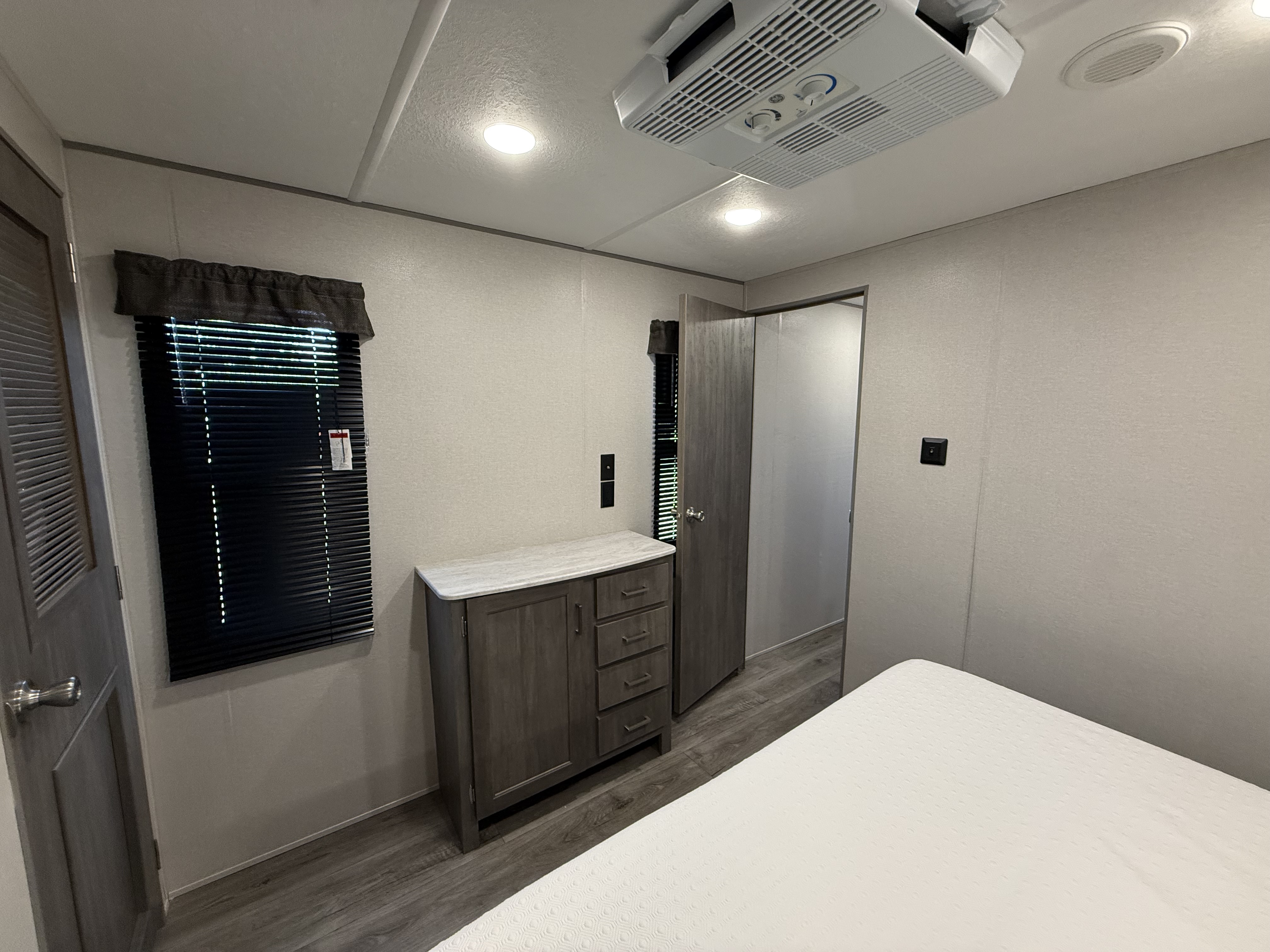 2024 Coachmen Catalina Legacy Edition 303RKDS - Image 21