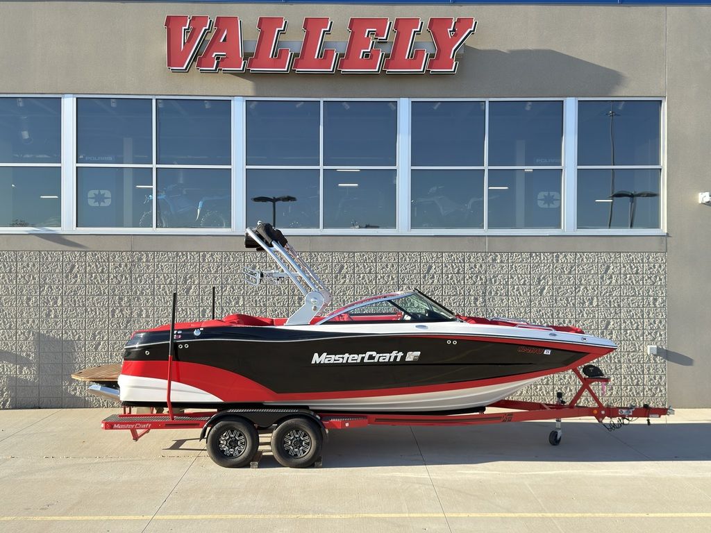 2019 MasterCraft XT22 - Image 1